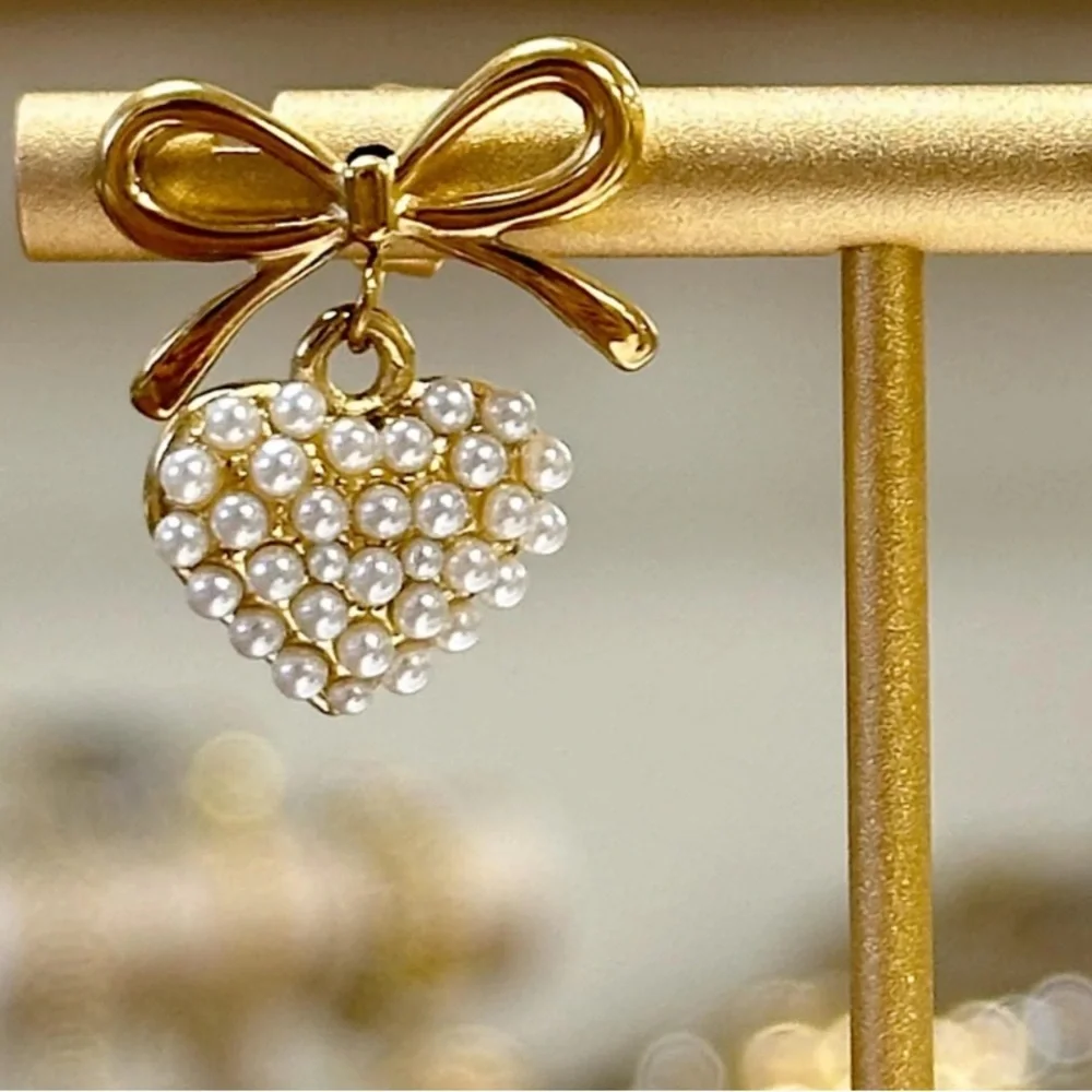 Pearl Love Pendant with Bow Knot Earrings
18K Gold Plated Stainless Steel - Picture 10 of 12